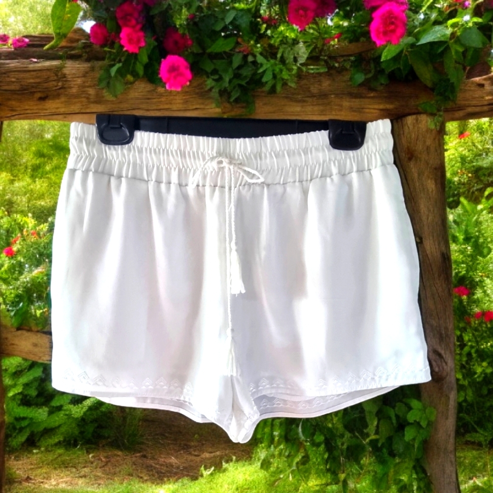 Kendall & Kylie ~ Fully Lined Embroidered White Shorts